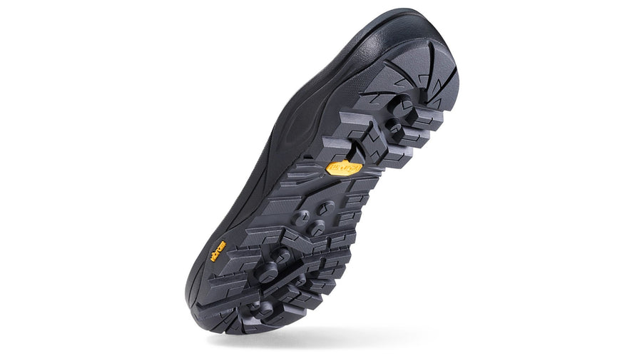 <div class="metafield-rich_text_field"><p><strong>VIBRAM® CROSS SOHLE:</strong></p></div>