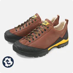 Robuster brauner Wanderschuh mit schwarzer Gummisohle und gelben Details, ideal für Outdoor-Abenteuer
