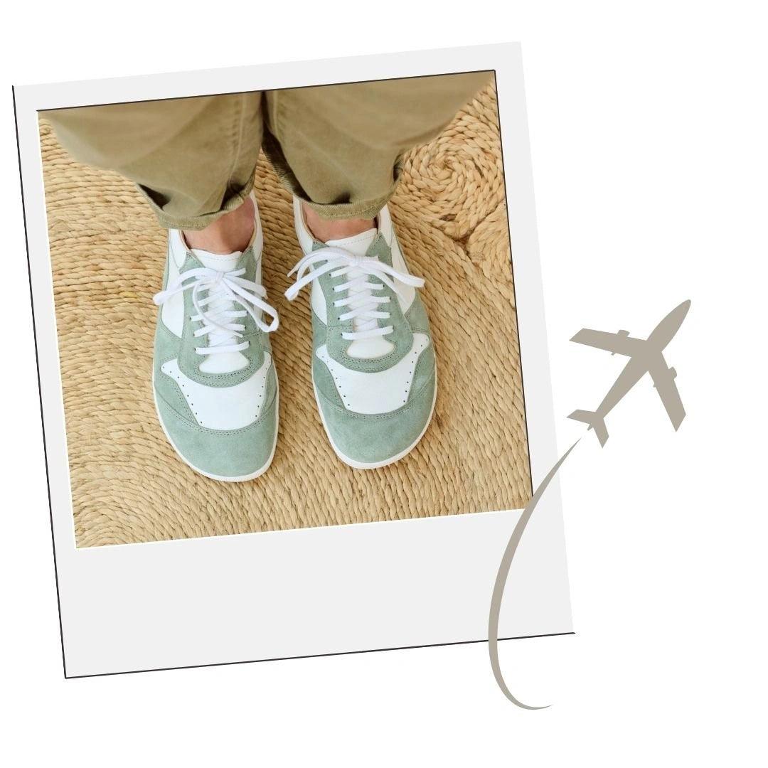 Person trägt grüne Turnschuhe mit weißen Schnürsenkeln, stehend auf einem gewebten Korkteppich, daneben eine Flugzeuggrafik